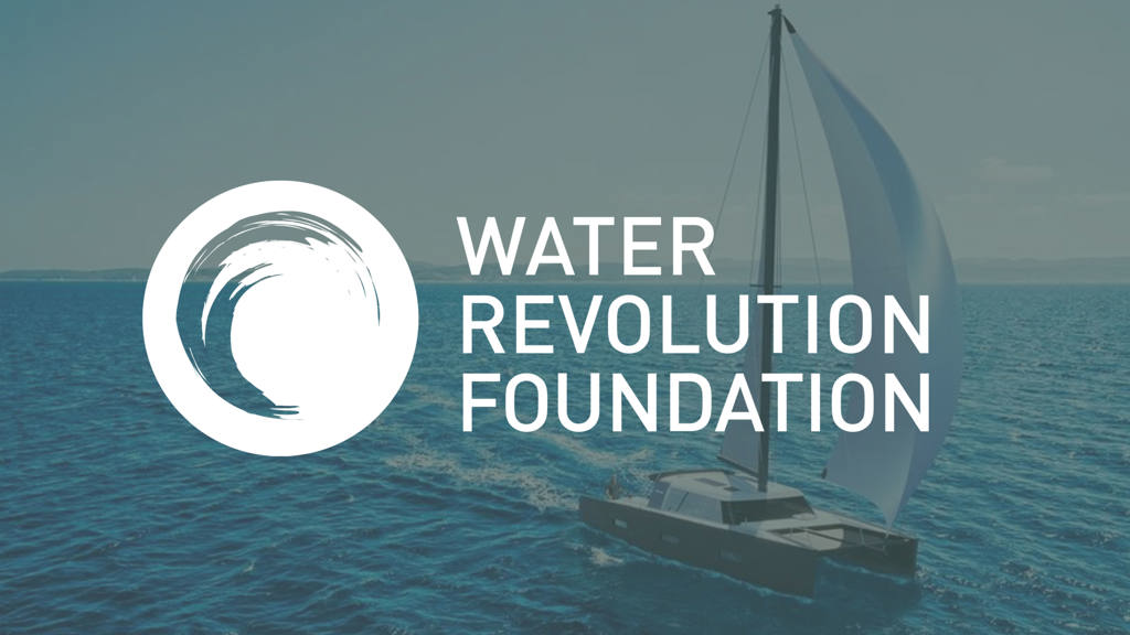 Logoen til "Water Revolution Foundation" på toppen av et bilde av et seilskip på havet.