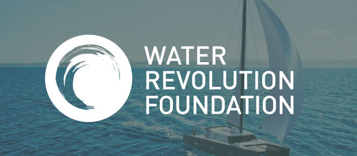 Das Logo der „Water Revolution Foundation“ über dem Bild eines Segelschiffs auf dem Meer.