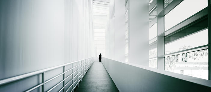 En korridor inne i en bygning med aluminiumskomponenter.