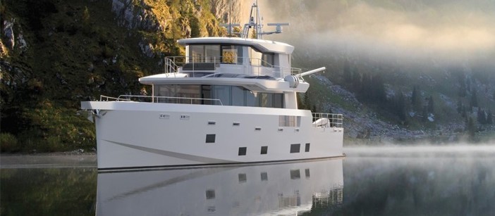 Arksen 85 Explorer Yacht auf dem Wasser vor Bergen und Bäumen.