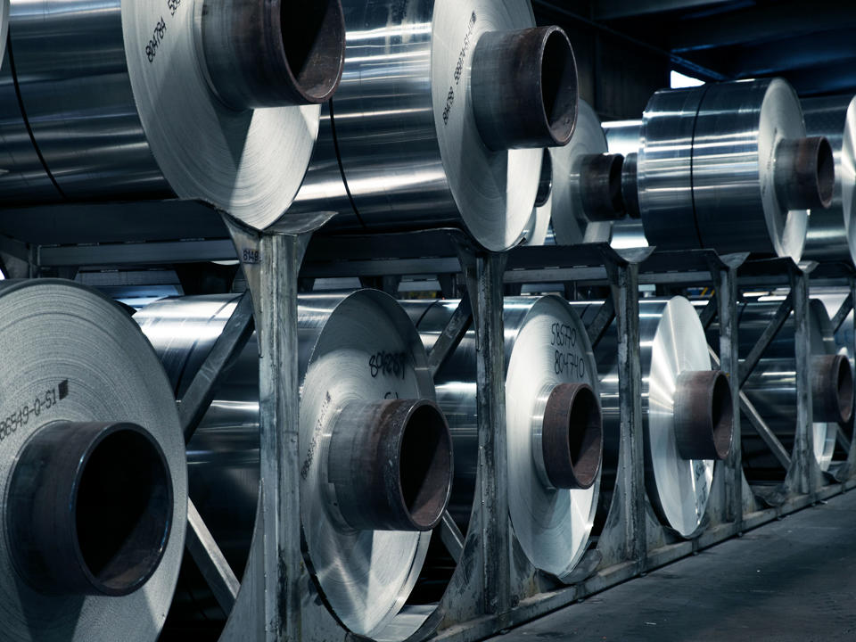 Speiras aluminiumspoler stablet oppå hverandre i en fabrikk.