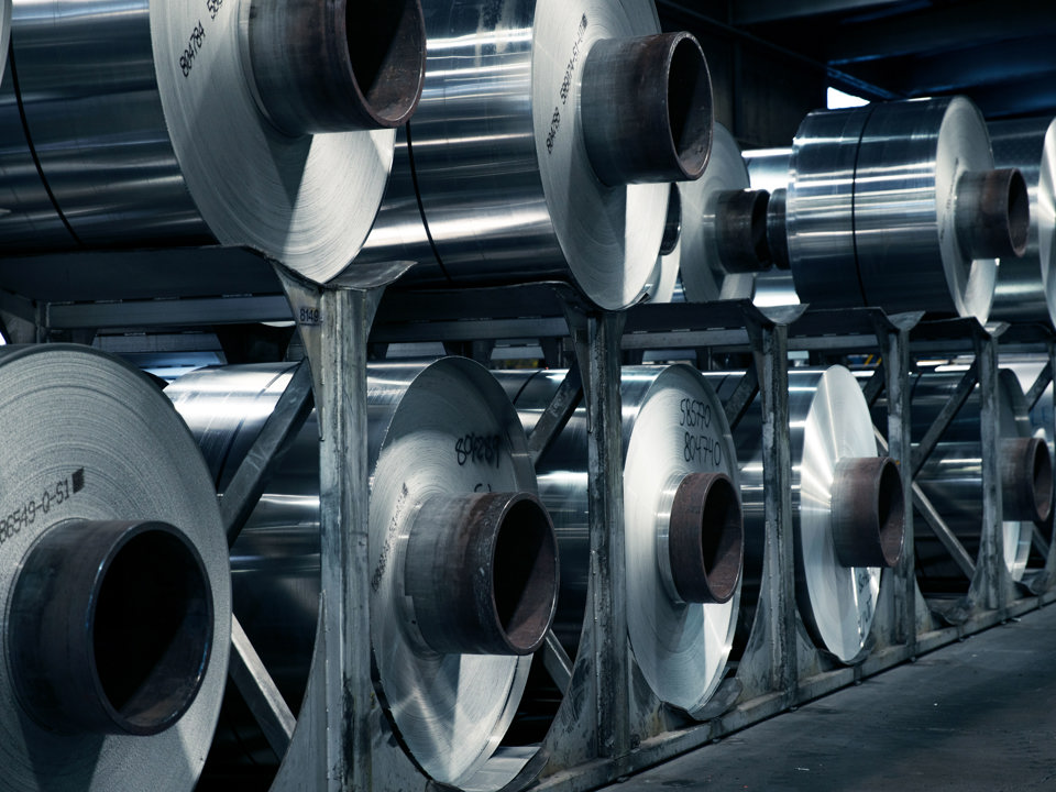 Die Aluminium Coils von Speira werden in einer Fabrik übereinander gestapelt.