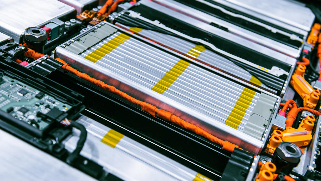 Eine Autobatterie mit Aluminiumkomponenten.