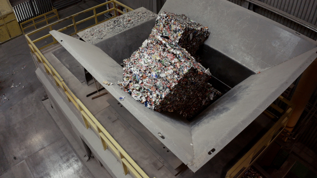 Ballen von gepressten Aluminiumdosen, gestapelt in einer Recyclinganlage.