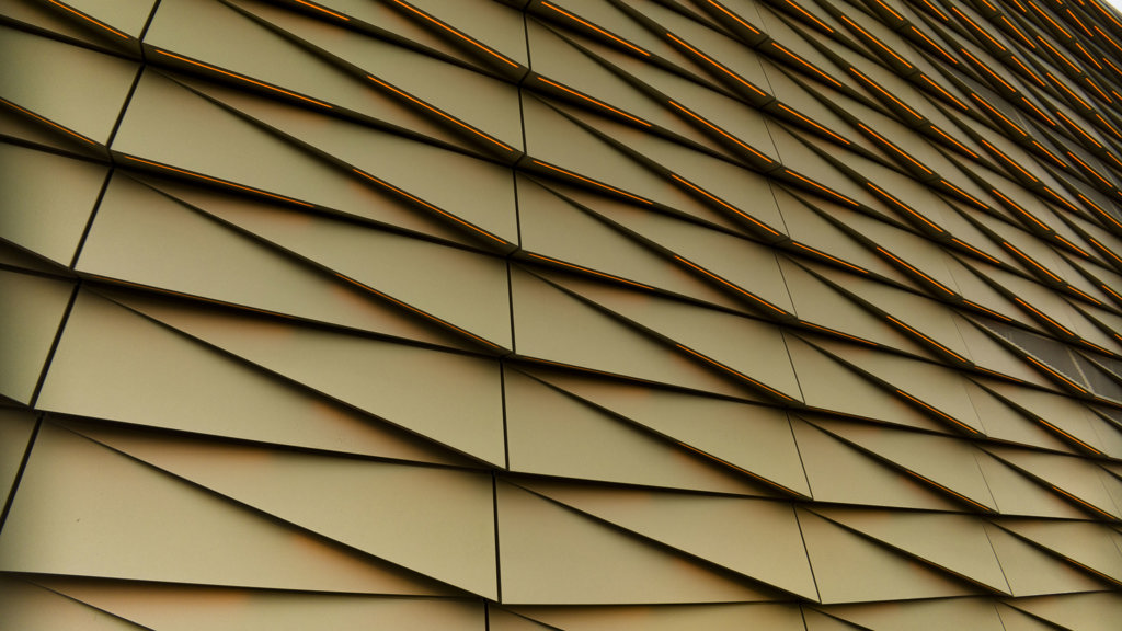 Golden getönte Aluminiumfassade des Casino Holland in Utrecht.