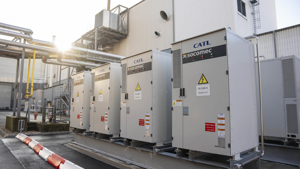 Das große Batteriespeichersystem von Speira im Werk des Unternehmens in Grevenbroich.