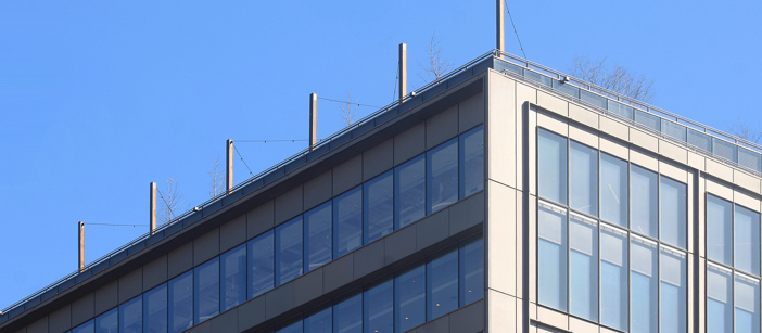 Speiras aluminiumsfasade på St. John's-terminalen foran en blå himmel.
