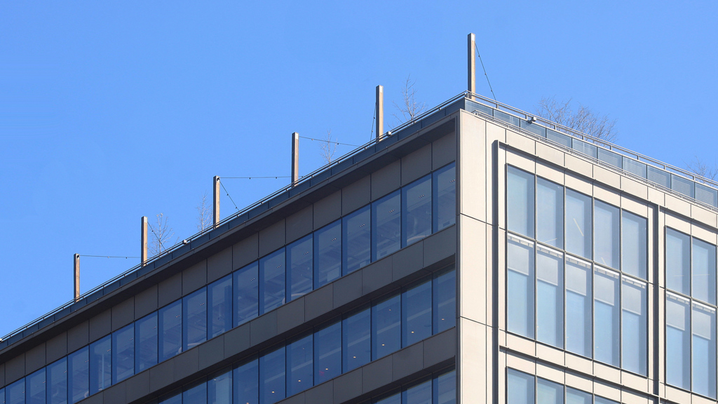 Speiras aluminiumsfasade på St. John's-terminalen foran en blå himmel.