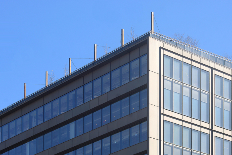 Speiras Aluminium-Fassade des St. John's Terminals vor blauem Himmel.