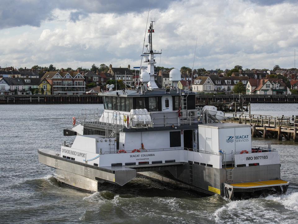 Das Schiff „Seacat Columbia“ fährt über das Meer.