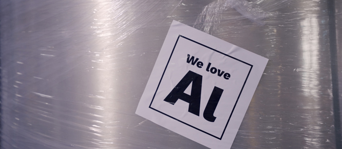 Ein verpackter Aluminium Coil mit einem „We love Aluminium“-Aufkleber auf der Oberfläche.