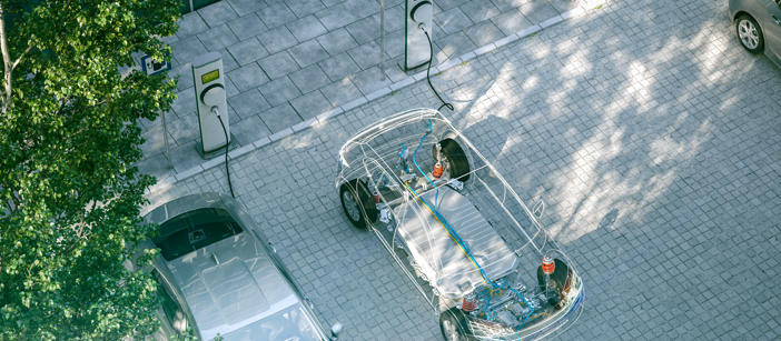 Beispielhafte Darstellung eines Elektroautos, die visualisiert, wie es aufgeladen wird.