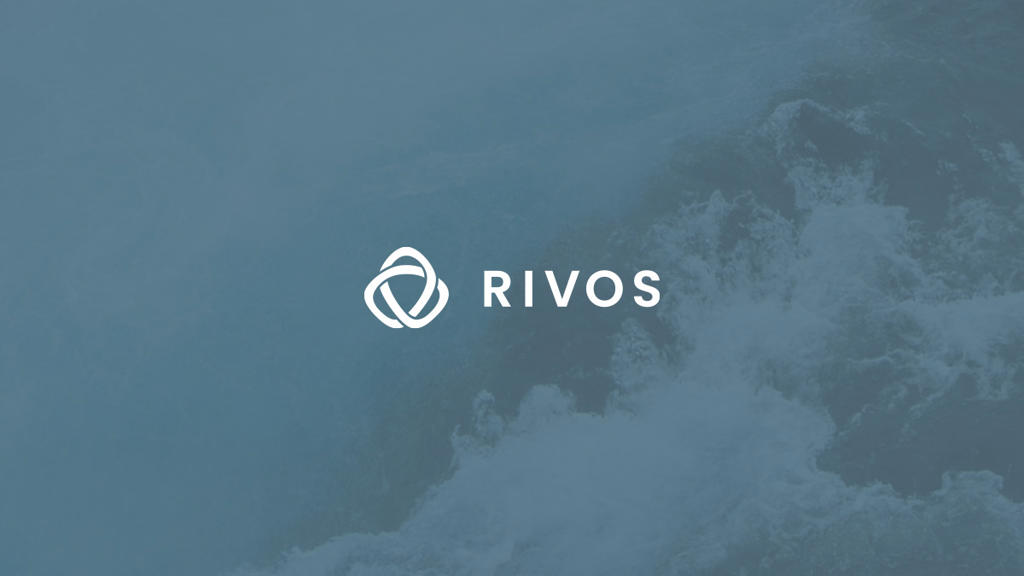 Das RIVOS-Logo von Speira vor einem blauen Hintergrund, der einen Fluss zeigt.