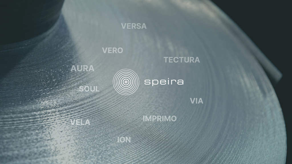 Speira-logo med produktnavnene til produktfamiliene på en aluminiumsspiral.