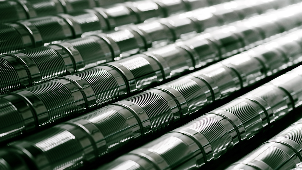 Aluminiumdosen für die Lagerung von Lebensmitteln, gestapelt und ausgerichtet.