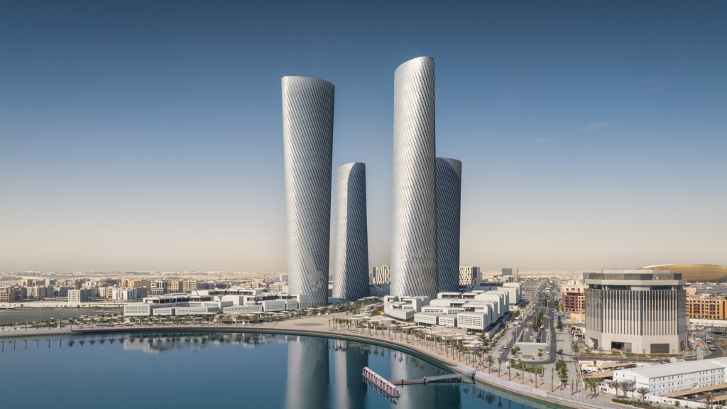 Lusail Towers, kledd med Speira-aluminium, i det omkringliggende bybildet.