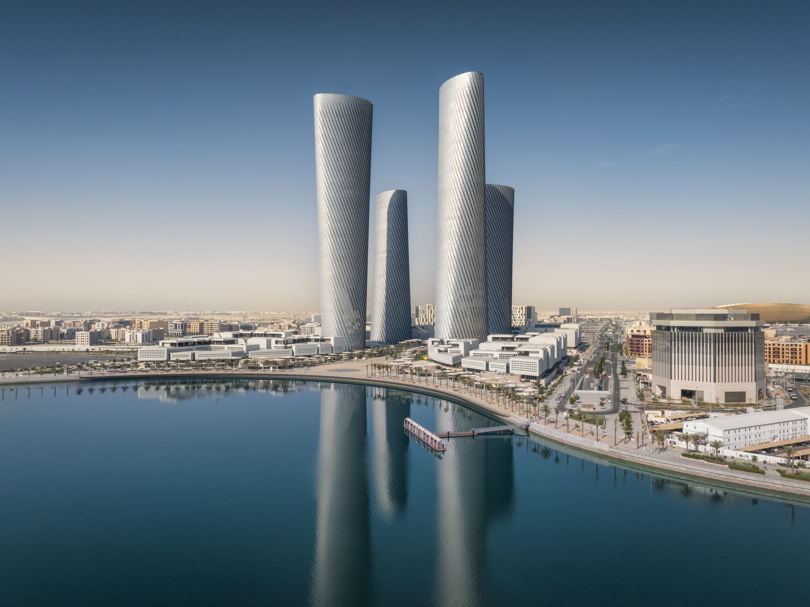 Die mit Speira-Aluminium ummantelten Lusail-Türme im Stadtpanorama.