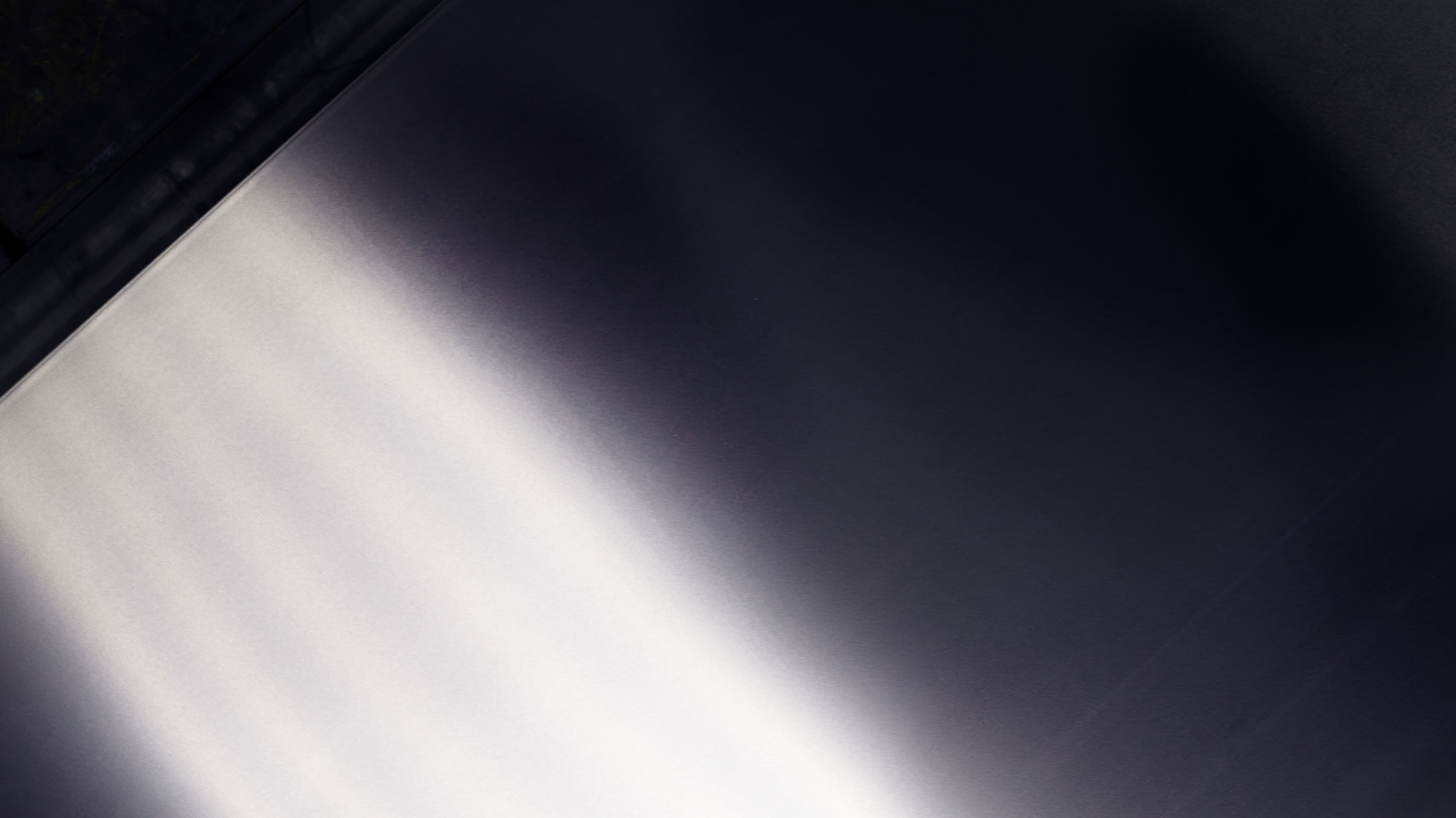 Aluminiumblech, das ein wenig Licht reflektiert.