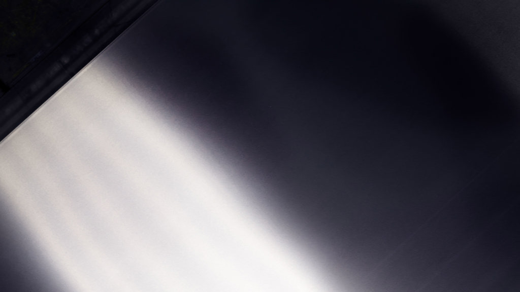 Aluminiumblech, das ein wenig Licht reflektiert.