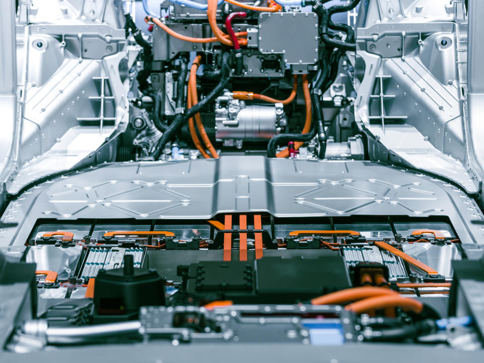 Eine Autobatterie mit Aluminiumkomponenten.