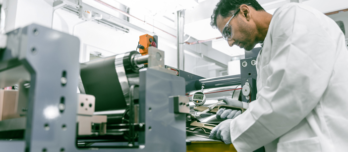 Wissenschaftler in einem Labor, die die Qualität eines Speira Aluminiumstücks überprüfen.