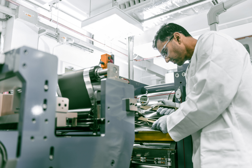Wissenschaftler in einem Labor, die die Qualität eines Speira Aluminiumstücks überprüfen.