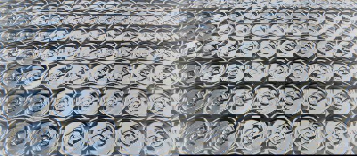 Die Oberseite von Aluminiumdosen, geometrisch nebeneinander angeordnet.