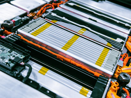 Eine Autobatterie ohne ihr Gehäuse aus Aluminium.