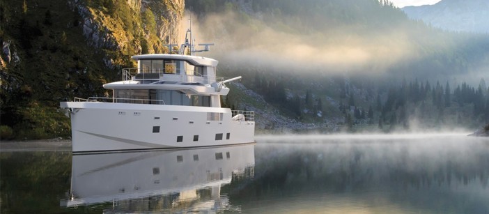 Arksen 85 Explorer Yacht auf dem Wasser vor Bergen und Bäumen.
