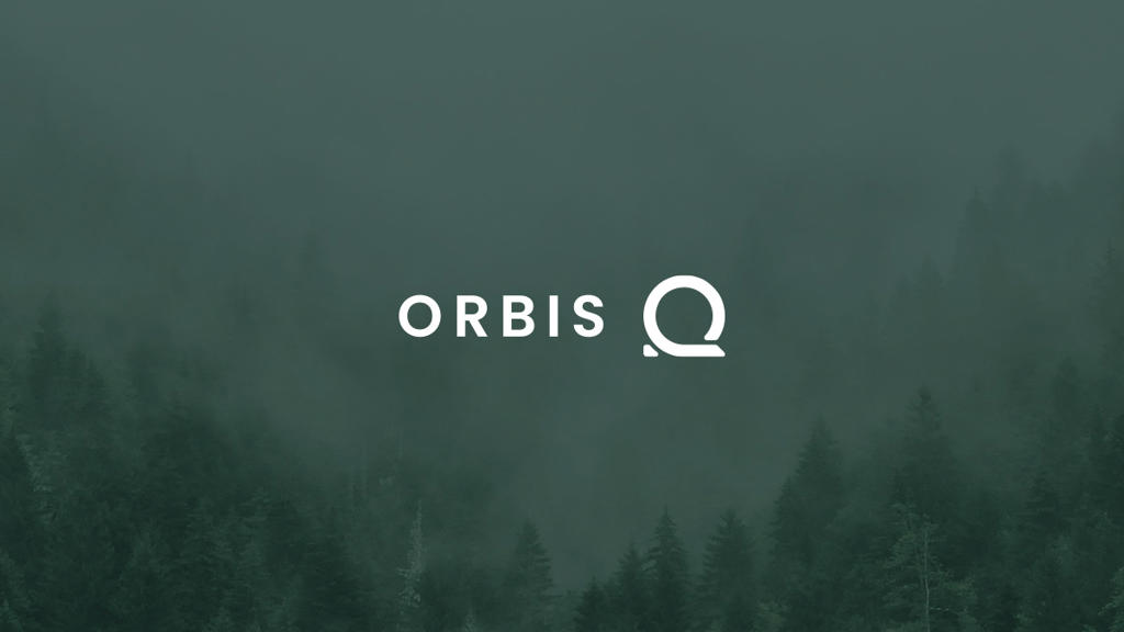 Speiras ORBIS-logo foran et grønnfarget skogsfoto.