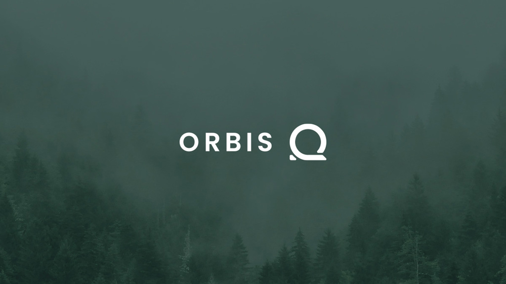 Das ORBIS-Logo von Speira vor einem grün gefärbten Waldfoto.