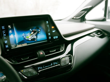 Der Monitor in einem Auto zeigt das derzeit aktive Wärmemanagementsystem an.