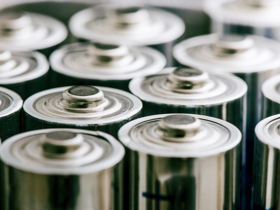Aluminiumskomponenter til batterier som stables på rekke og rad.