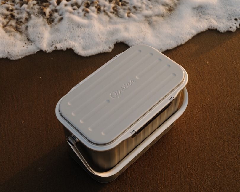 Kühlbox aus Speira Aluminium an einem Sandstrand.