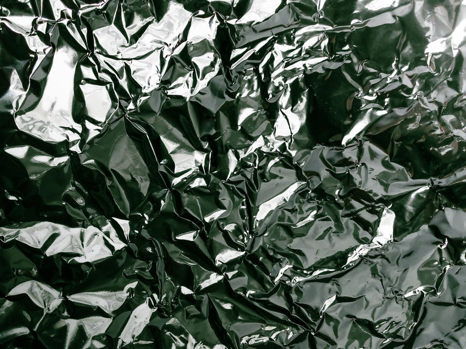 Dekoratives Bild einer zerknitterten Aluminiumfolie.