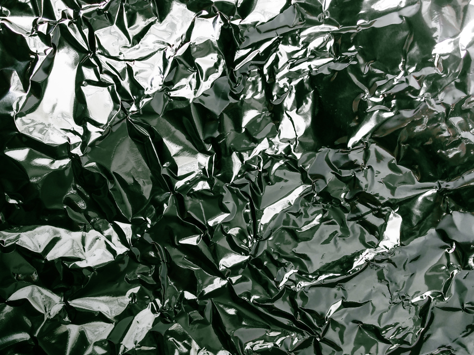Dekoratives Bild einer zerknitterten Aluminiumfolie.