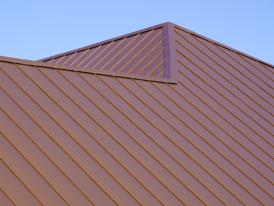 Rotes Aluminiumdach aus Speira-Aluminium vor einem blauen Himmel.