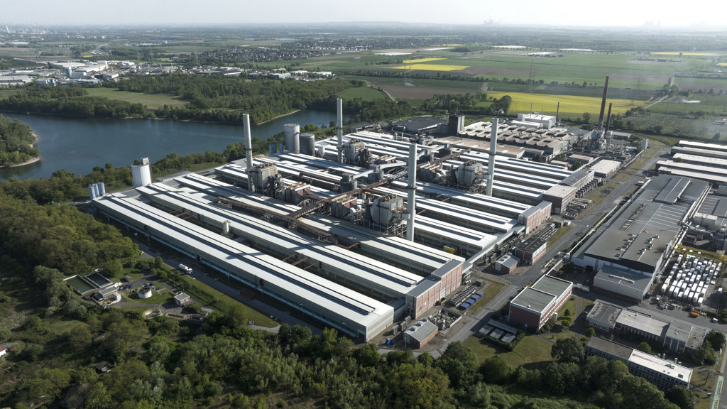 Das Rheinwerk von Speira in Neuss, aus der Vogelperspektive an einem sonnigen Tag gesehen.