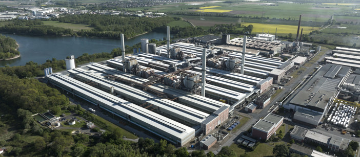 Speiras "Rheinwerk"-anlegg i Neuss, sett fra fugleperspektiv på en solrik dag.