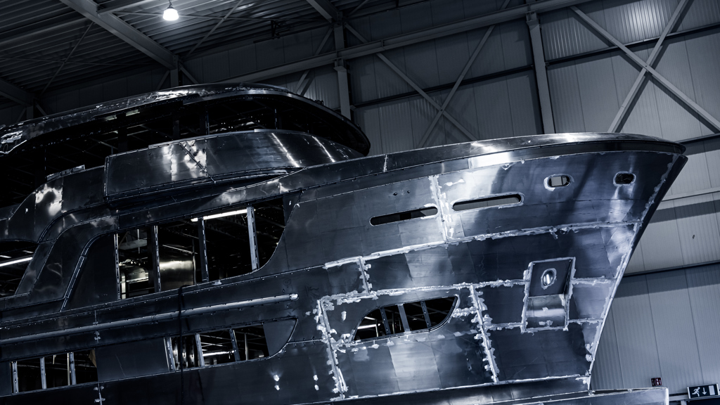 Schiffsrumpf in einer Produktionsphase, in der man die Aluminiumkomponenten sehen kann.