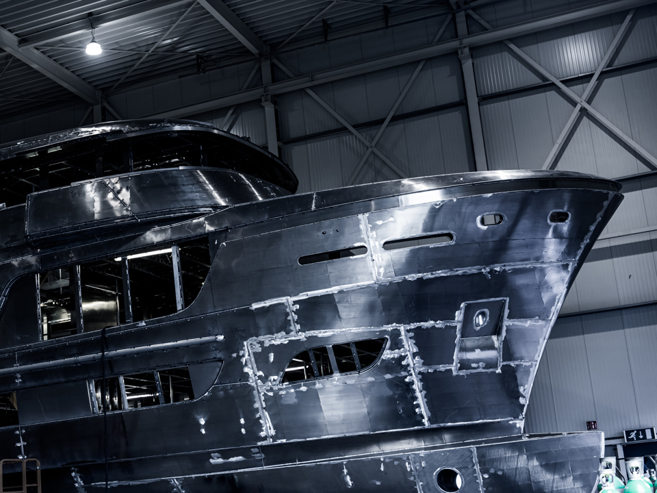 Schiffsrumpf in einer Produktionsphase, in der man die Aluminiumkomponenten sehen kann.