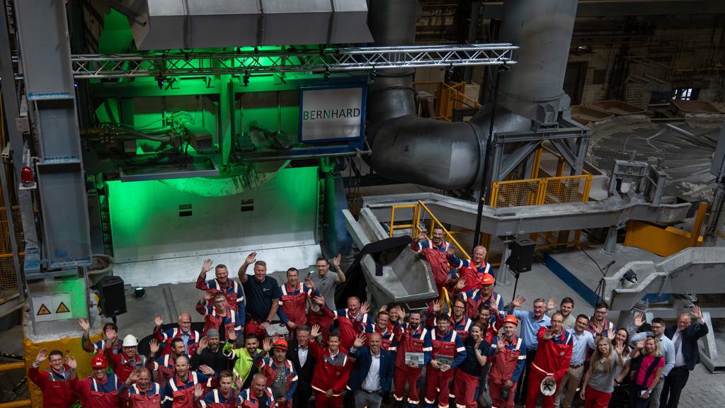 Bernhard legt los: Der neue Recyclingofen im Erftwerk gewinnt Aluminium selbst aus verunreinigtsten Schrotten zurück. (c) Speira