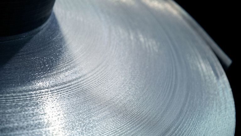 Aluminiumspole i Speiras fabrikk i Holmestrand.