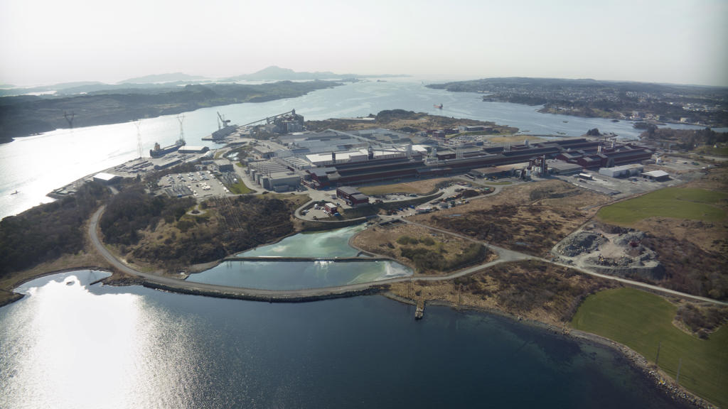 Speiras anlegg i Karmøy, sett fra fugleperspektiv på en solrik dag.