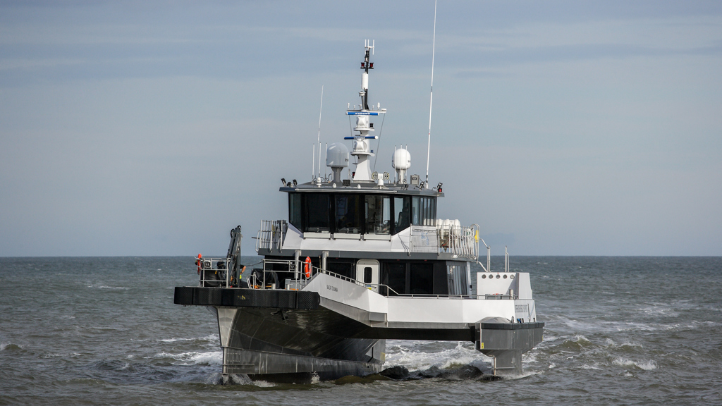 Das Schiff „Seacat Columbia“ fährt über das Meer.
