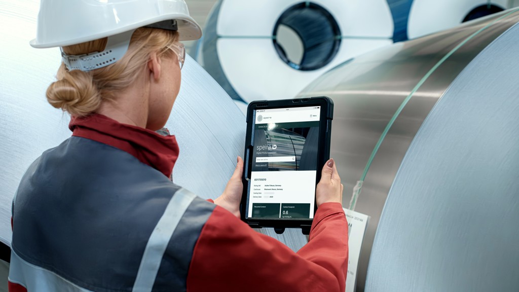 Frau vor Aluminium-Coil