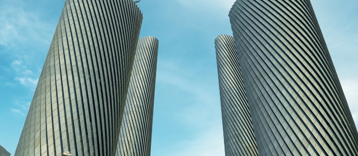 Lusail Towers' geometriske aluminiumsfasade på en solrik dag.
