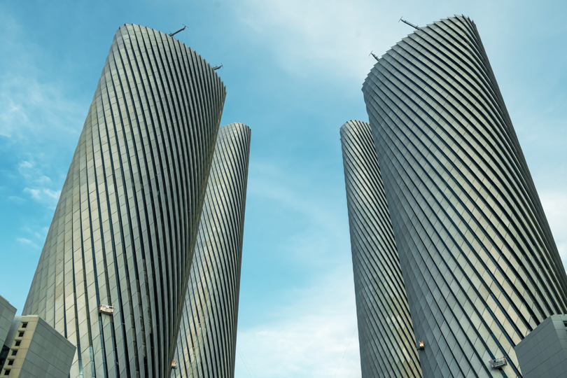 Die geometrische Aluminiumfassade der Lusail Towers an einem sonnigen Tag.