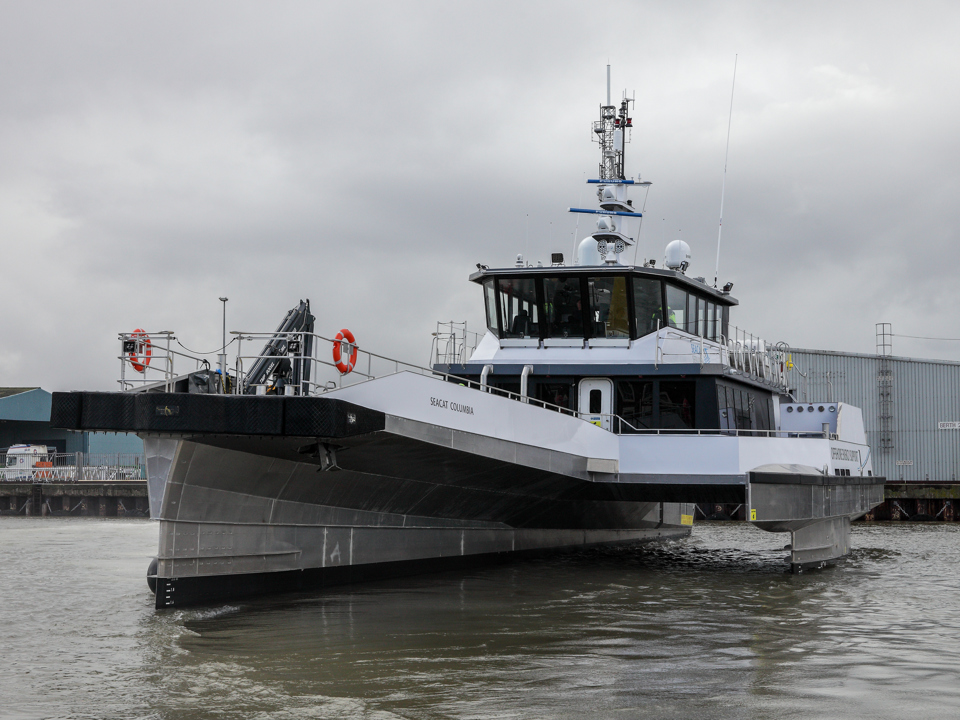 Das Schiff „Seacat Columbia“ fährt über das Meer.