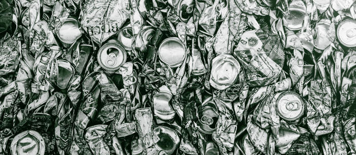 Eine Ansammlung zerdrückter Aluminiumdosen.